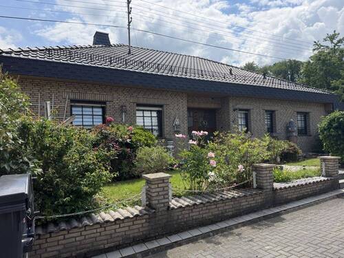 Straßenansicht - 8 Zimmer Einfamilienhaus zum Kaufen in Borod