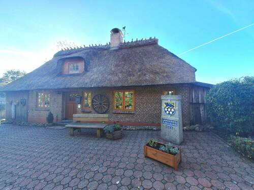 Vorderansicht der Reetkate - 4 Zimmer Einfamilienhaus zum Kaufen in Esgrus