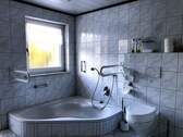 EG Badezimmer mit Eckbadewanne - 