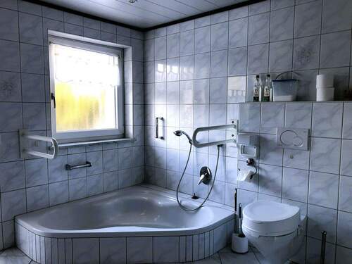 EG Badezimmer mit Eckbadewanne - 
