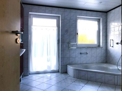EG Badezimmer mit Zugang in den Garten - 