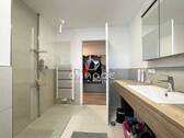 ...mit bodengleicher Dusche, Spiegelschrank (im Angebotspreis inbegriffen) und Platz für Waschmaschine und Trockner! - 