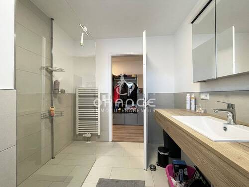 ...mit bodengleicher Dusche, Spiegelschrank (im Angebotspreis inbegriffen) und Platz für Waschmaschine und Trockner! - 