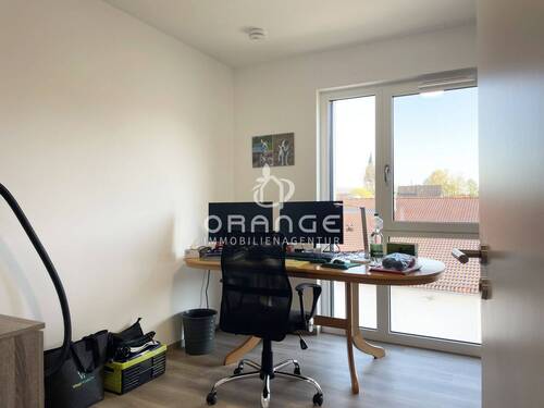 Viel Licht durch das bodentiefe Fenster im Arbeitszimmer, mit Blick gen Norden - 