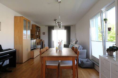 Wohnzimmer mit Essbereich - 3 Zimmer Etagenwohnung zum Kaufen in Ismaning