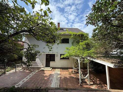 Hinteransicht - Viel Platz für die Familie Familienhaus mit Garten und Garage in 66117 Saarbrücken zu verkaufen