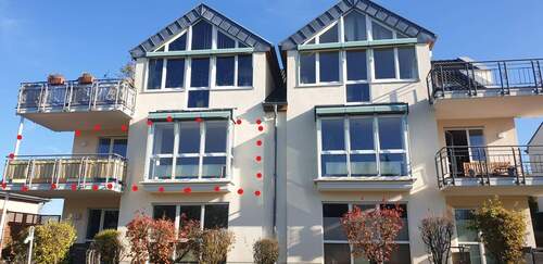 Gebäude Rückansicht rote Punkte Wohnung.jpg - Top Eigentumswohnung in bevorzugter Lage der Stadt Konz mit unverbaubarer Fernsicht