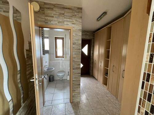 Flur mit Gäste WC - 7 Zimmer Doppelhaushälfte zum Kaufen in Ansbach