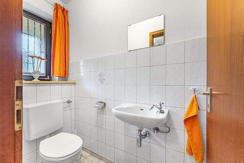 Gäste-WC - 7 Zimmer Doppelhaushälfte zum Kaufen in Augsburg
