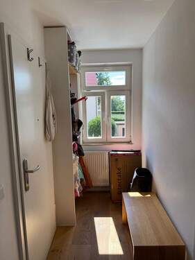 Eingangsbereich mit Einbauschränken - 3 Zimmer Etagenwohnung zum Kaufen in Heroldsberg