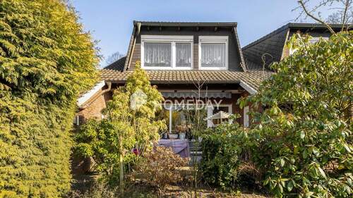 Außenansicht 2 - Wohnkomfort pur: 3,5 Zimmer, Garten, Innenhof, Dachgeschoss zum Ausbauen & neue Heizung