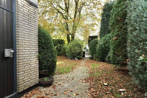 Weg zum Haus - Bungalow mit 131,00 m&sup2; in Neuss zum Kaufen