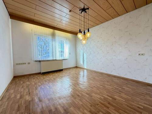 Wohnzimmer (2,65 m Raumhöhe) - 5 Zimmer Doppelhaushälfte in Metzingen