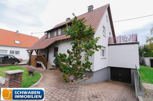 Ansicht von Nordwest - CHARMANT & RUHIG GELEGEN: Zweifamilienhaus mit Garage und schönem Garten in Asselfingen zu verkaufen