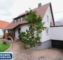 CHARMANT & RUHIG GELEGEN: Zweifamilienhaus mit Garage und schönem Garten in Asselfingen zu verkaufen