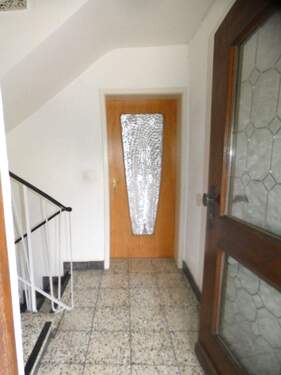 Wohnungseingang (EG) - 8 Zimmer Mehrfamilienhaus, Wohnhaus zum Kaufen in Asselfingen