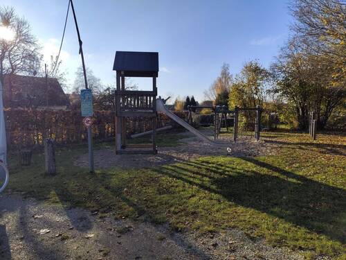Spielplatz beim Grundstück - 