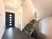 Flur/Treppenaufgang ins Obergeschoss - 