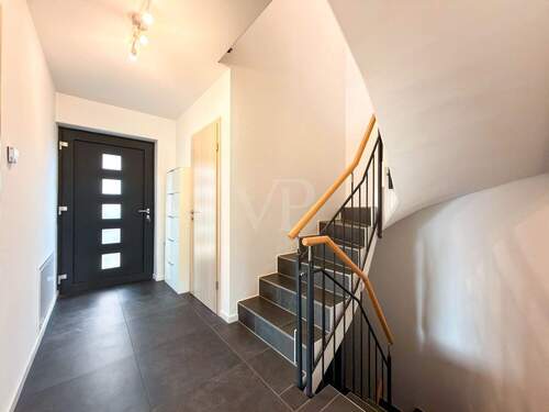 Flur/Treppenaufgang ins Obergeschoss - 