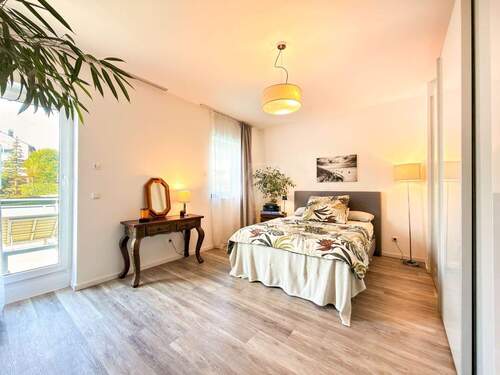 Schlafzimmer 1 im Obergeschoss mit Balkon - 