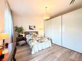 Schlafzimmer 1 im Obergeschoss mit Balkon - 