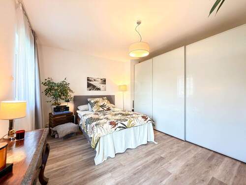 Schlafzimmer 1 im Obergeschoss mit Balkon - 
