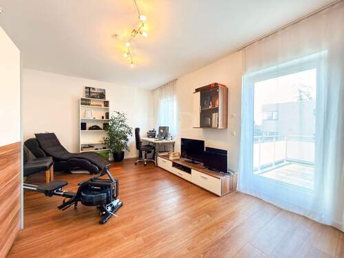 Schlafzimmer 2 im Obergeschoss mit Balkon - 