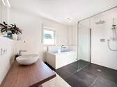 Masterbad mit Whirlpool-Badewanne und ebenerdiger Dusche - 