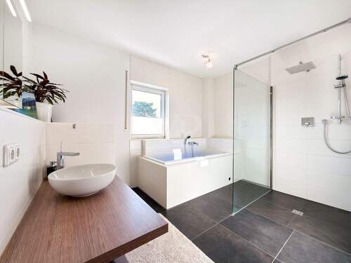 Masterbad mit Whirlpool-Badewanne und ebenerdiger Dusche - 