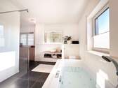 Masterbad mit Whirlpool-Badewanne und ebenerdiger Dusche - 