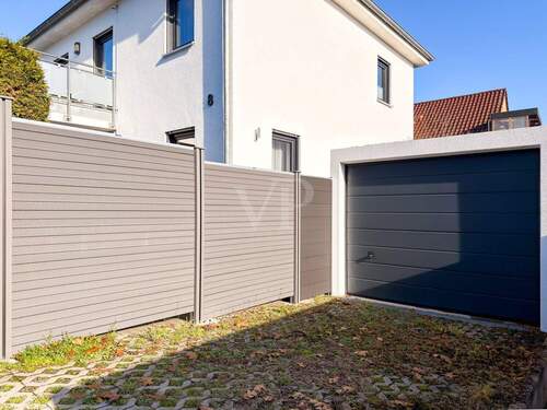 Garage und Stellplätze - 