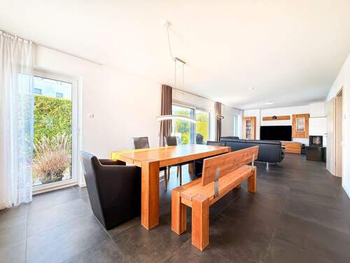 Wohn- und Essbereich mit Terrassenzugang - 5 Zimmer Einfamilienhaus in Esslingen am Neckar