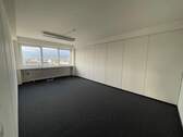 Büro - Geräumiges Start-Up-Büro mit gemeinschaftlich genutzten WCs