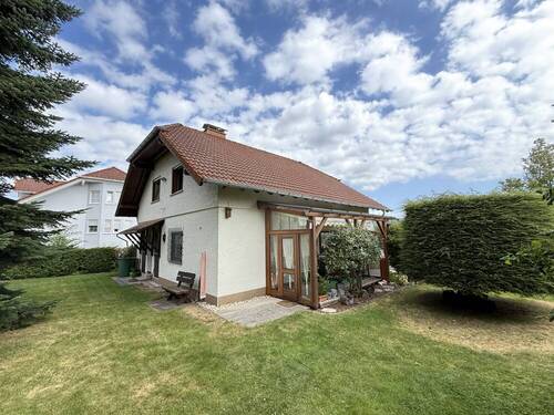 Blick vom Grundstück aufs Haus - 5 Zimmer Einfamilienhaus in Westerburg