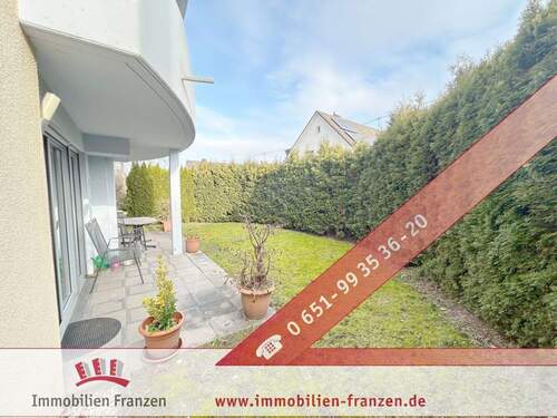 Terrasse mit Garten - Neuwertige, energieeffiziente 3-ZKB-Wohnung mit Terrasse, Garten und Tiefgaragenstellplatz