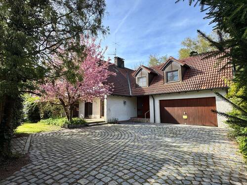 Haus, Hof, Doppelgarage - Haus mit 173 m² Wohnfläche & Einliegerwohnung, 1.032 m² Grundstück mit direktem Waldzugang