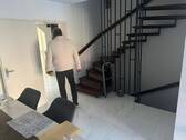 Wohnzimmer und Treppenaufgang - 