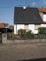 Haus Vorderansicht.jpg - Sofort einziehen! Gepflegte, unterkellerte DHH in NeureutKirchfeld in ruhiger Lage, mit großem pflegeleichten Garten in Wald- u. Seenähe