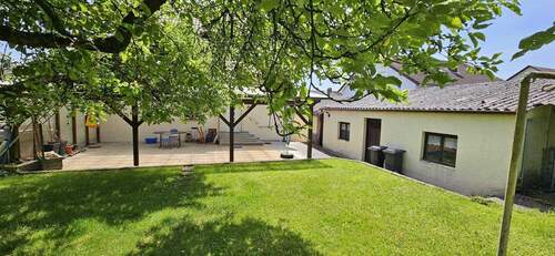 Nebngebäude - Mehrfamilienhaus, Wohnhaus in Ebermannsdorf