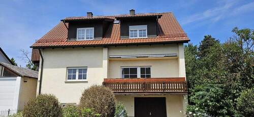 Wohnhaus mit Balkon - 