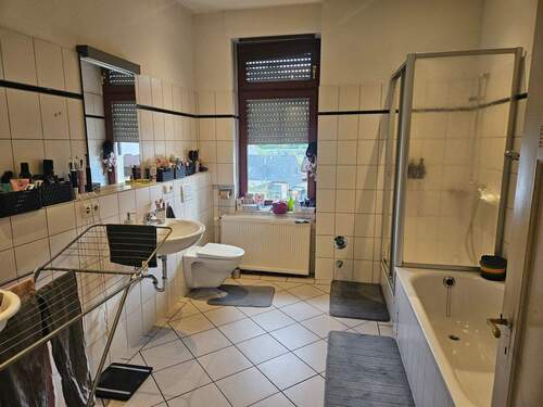 Bad 2. OG.JPG - Mehrfamilienhaus, Wohnhaus in Konz