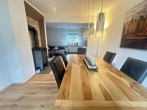 Wohnzimmer mit Kamin - Doppelhaushälfte mit 125,60 m&sup2; in Bielefeld zum Kaufen