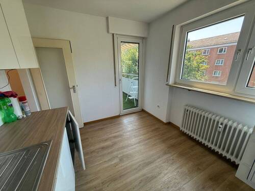 Küche mit Zugang zum Balkon - 