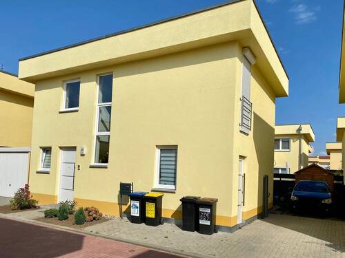 Hausansicht mit Einfahrt - 4 Zimmer Einfamilienhaus zur Miete in Halle (Saale)