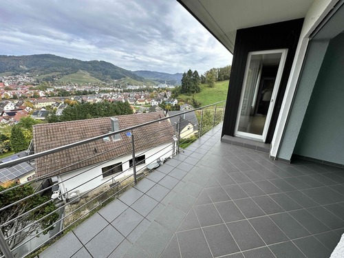 Balkon mit Freisitz - Charakter mit Weitblick: Architektenhaus mit ELW