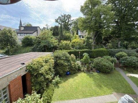 Blick in Nachbar`s Garten - 