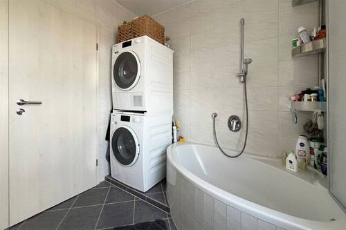 Bad m. Wanne u. WM-Anschluss - 