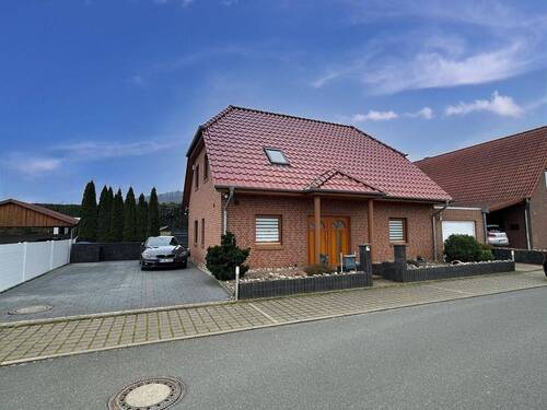 Hausansicht mit Stellplätzen - 