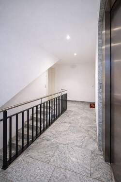 Treppenhaus mit Fahrstuhl - Etagenwohnung mit 61,20 m&sup2; in Augsburg zum Kaufen