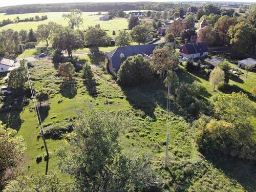 Ansicht aus Osten - Baugrundstück mit Scheune - ideal für Wohnen, Tierhaltung oder Investoren